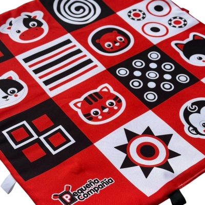 ALFOMBRA ALTO CONTRASTE CUADRADOS ROJO